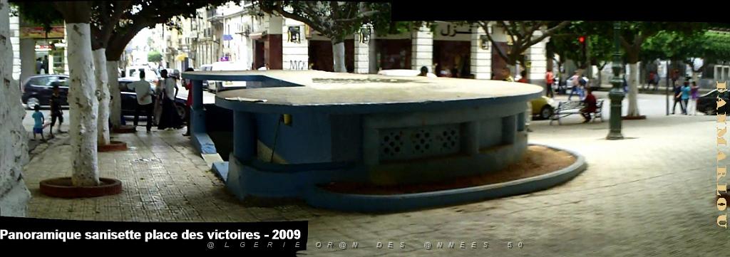 ORAN 2009 pano sanisette place des victoires.jpg